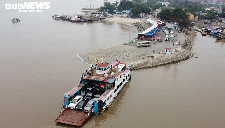 Ảnh: Hàng vạn khách ùn ùn ra đảo, bến phà sang Cát Bà tắc nghẽn ngày 30/4 - 20