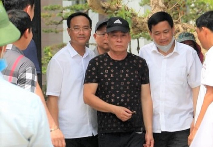 Ảnh: Giám đốc Công an Nghệ An dẫn giải nghi phạm bắn chết 2 người ra xe cảnh sát - 1