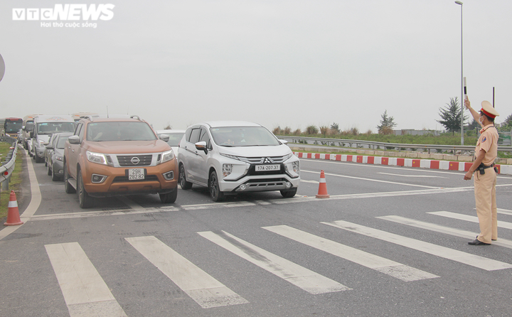 Ảnh: Hàng vạn khách ùn ùn ra đảo, bến phà sang Cát Bà tắc nghẽn ngày 30/4 - 5