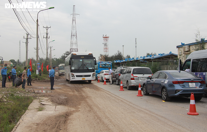 Ảnh: Hàng vạn khách ùn ùn ra đảo, bến phà sang Cát Bà tắc nghẽn ngày 30/4 - 9