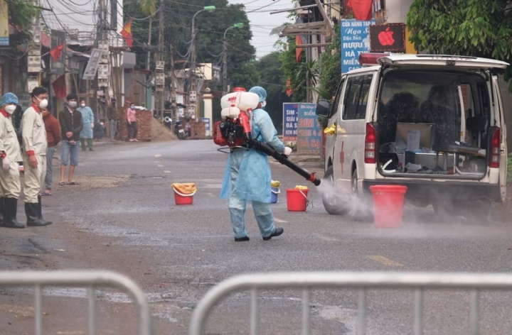Hưng Yên phong tỏa thôn có 2 bà cháu nhiễm COVID-19 - 1