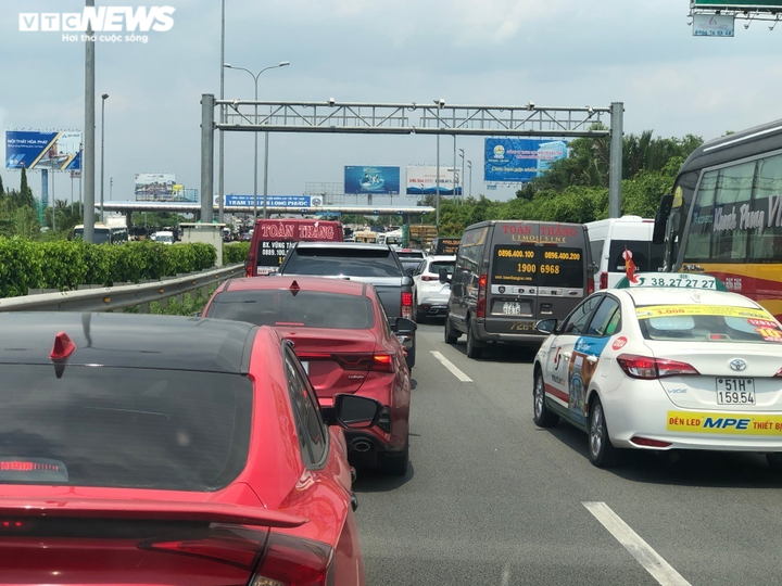 Từ TP.HCM đi Vũng Tàu mất 6 tiếng, trạm thu phí quốc lộ 51 đang xả trạm - 1