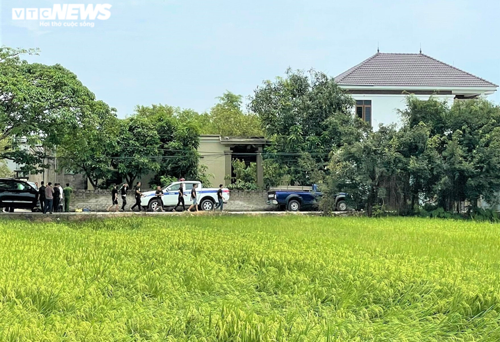 Nghệ An: 2 người chết sau nổ súng, công an vây bắt nghi phạm cố thủ trong nhà - 1