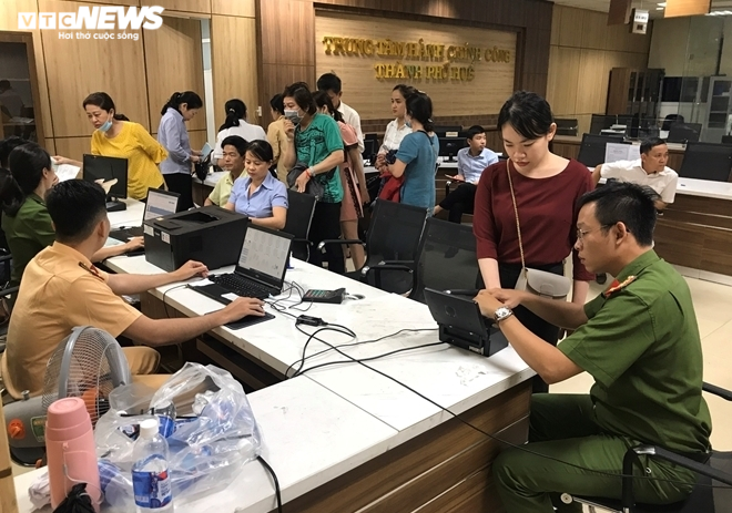 Công an Thừa Thiên - Huế không nghỉ lễ, xuyên đêm làm thẻ căn cước cho dân - 1