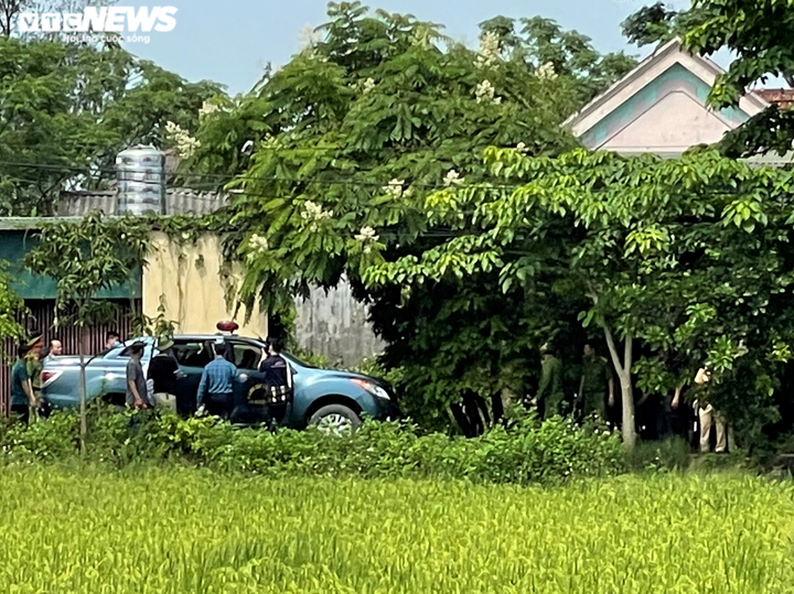 Ảnh: Giám đốc Công an Nghệ An dẫn giải nghi phạm bắn chết 2 người ra xe cảnh sát - 5