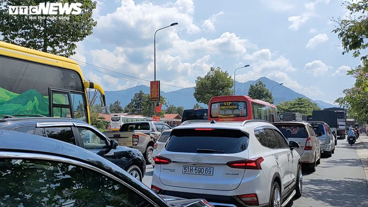 Tắc nghẽn đèo Bảo Lộc hơn 10km, đường lên Đà Lạt kẹt cứng - 3