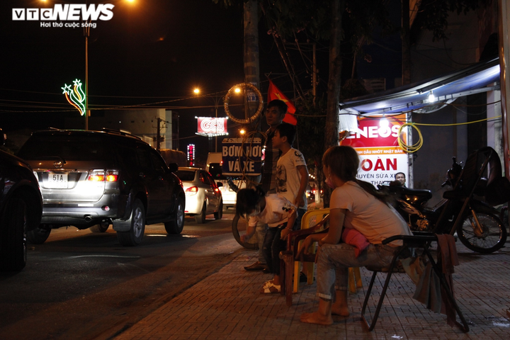 Ùn tắc kinh hoàng tại cầu Rạch Miễu, tài xế kiệt sức, nhiều người bỏ xe đi bộ - 4