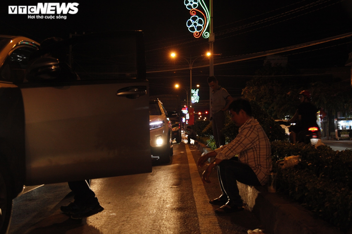 Ùn tắc kinh hoàng tại cầu Rạch Miễu, tài xế kiệt sức, nhiều người bỏ xe đi bộ - 6