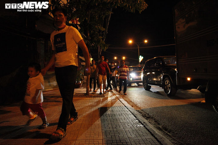 Ùn tắc kinh hoàng tại cầu Rạch Miễu, tài xế kiệt sức, nhiều người bỏ xe đi bộ - 8