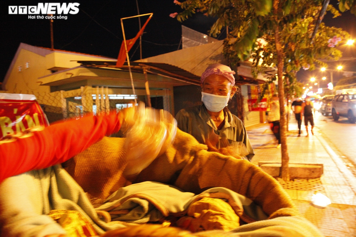 Ùn tắc kinh hoàng tại cầu Rạch Miễu, tài xế kiệt sức, nhiều người bỏ xe đi bộ - 7