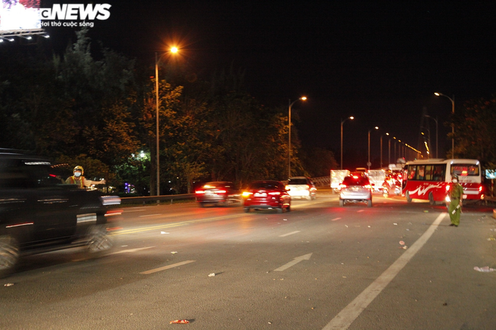 Ùn tắc kinh hoàng tại cầu Rạch Miễu, tài xế kiệt sức, nhiều người bỏ xe đi bộ - 12