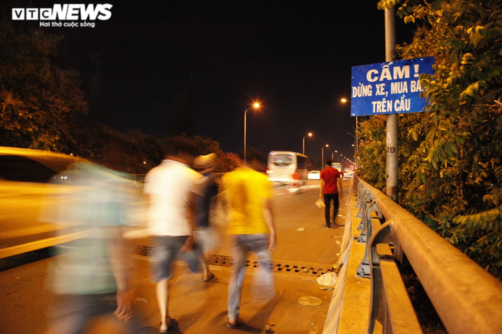 Ùn tắc kinh hoàng tại cầu Rạch Miễu, tài xế kiệt sức, nhiều người bỏ xe đi bộ - 9