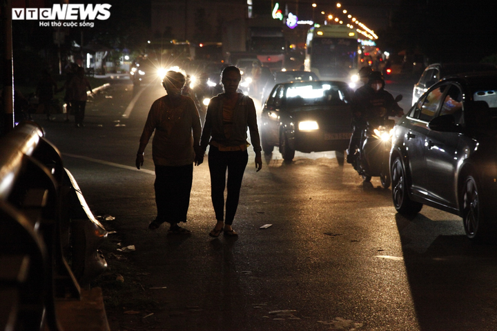 Ùn tắc kinh hoàng tại cầu Rạch Miễu, tài xế kiệt sức, nhiều người bỏ xe đi bộ - 10