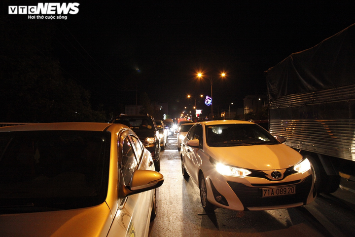 Ùn tắc kinh hoàng tại cầu Rạch Miễu, tài xế kiệt sức, nhiều người bỏ xe đi bộ - 11