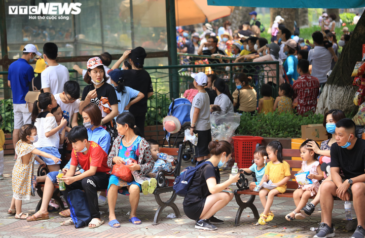 Người dân Thủ đô đổ xô tới công viên Thủ Lệ vui chơi dịp nghỉ lễ 30/4 - 9