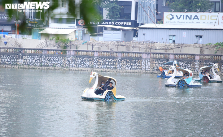 Người dân Thủ đô đổ xô tới công viên Thủ Lệ vui chơi dịp nghỉ lễ 30/4 - 8