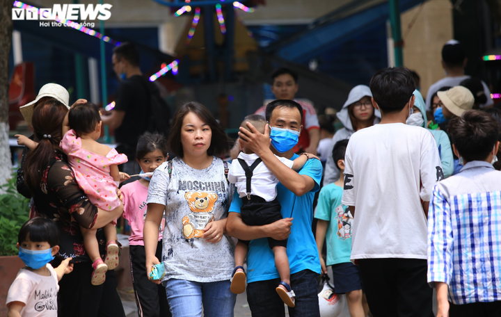 Người dân Thủ đô đổ xô tới công viên Thủ Lệ vui chơi dịp nghỉ lễ 30/4 - 10