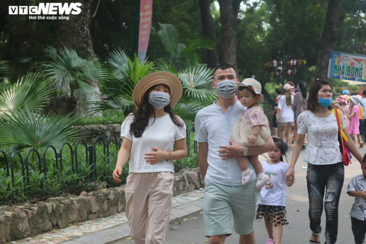 Người dân Thủ đô đổ xô tới công viên Thủ Lệ vui chơi dịp nghỉ lễ 30/4 - 3