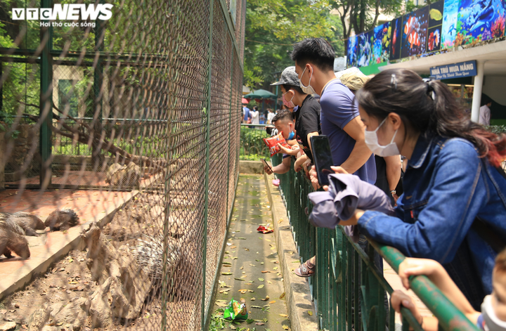 Người dân Thủ đô đổ xô tới công viên Thủ Lệ vui chơi dịp nghỉ lễ 30/4 - 7