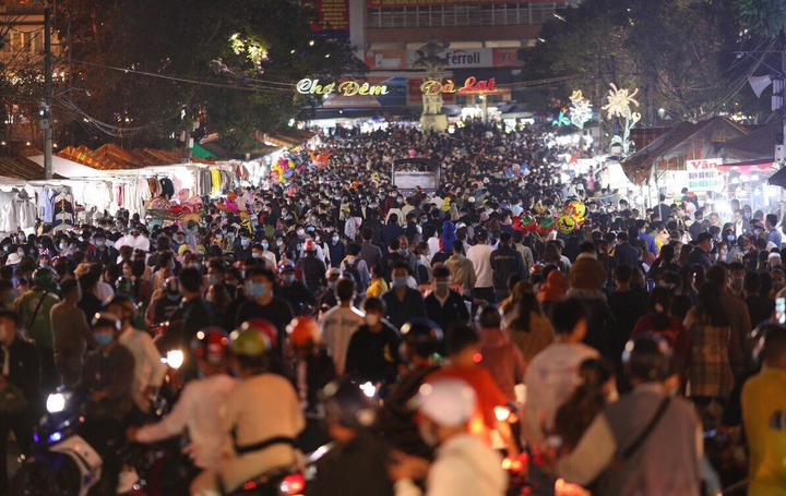 Giám đốc BV Thống Nhất lo sợ khi nhìn bãi biển ken đặc người không khẩu trang - 2