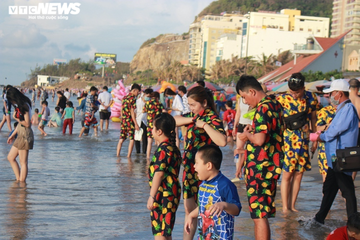 Vũng Tàu bay flycam kiểm soát du khách tắm biển không đeo khẩu trang - 2