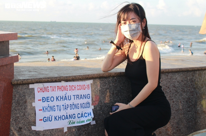 Ảnh: Biển Vũng Tàu đông nghẹt người, du khách phớt lờ quy định đeo khẩu trang - 6