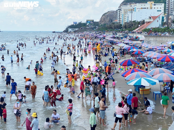 Ảnh: Biển Vũng Tàu đông nghẹt người, du khách phớt lờ quy định đeo khẩu trang - 1