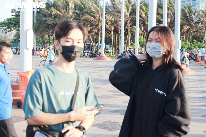 Ảnh: Biển Vũng Tàu đông nghẹt người, du khách phớt lờ quy định đeo khẩu trang - 7