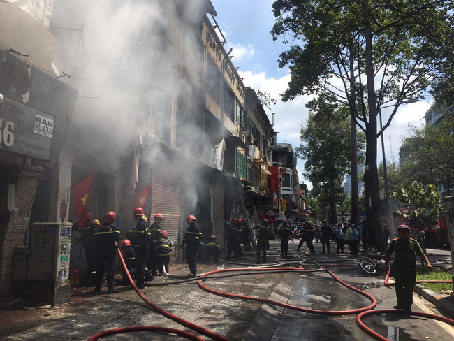 Phi thân từ tầng 2 xuống đất thoát khỏi đám cháy chung cư ở TP.HCM - 2