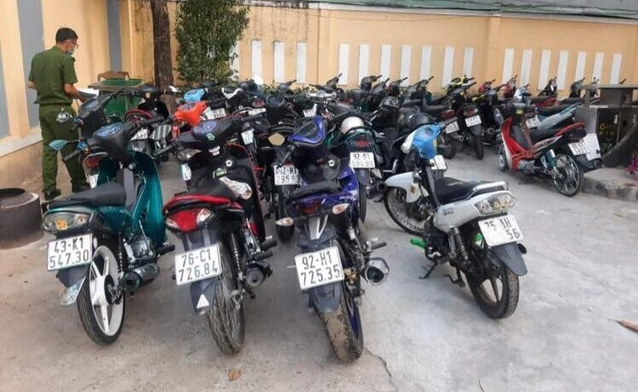 Tạm giữ hơn 40 xe máy độ chế của nhóm 'quái xế' tụ tập trên đèo Hải Vân - 1