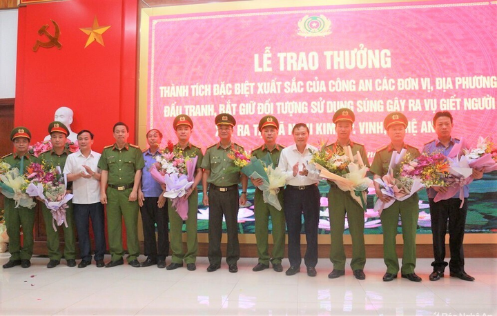 Khen thưởng các lực lượng bắt giữ nhanh nghi phạm bắn chết 2 người ở Nghệ An - 1