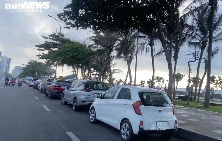 Ảnh: Biển Vũng Tàu đông nghẹt người, du khách phớt lờ quy định đeo khẩu trang - 5