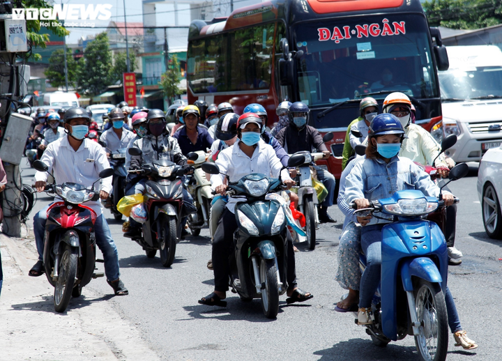 Lo sợ kẹt xe, người miền Tây đội nắng trở lại TP.HCM sớm - 1