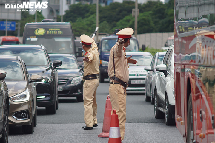 CSGT xuống chốt sớm, phân luồng tránh tắc đường ở cửa ngõ Hà Nội - 1
