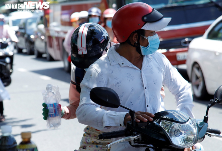 Lo sợ kẹt xe, người miền Tây đội nắng trở lại TP.HCM sớm - 5