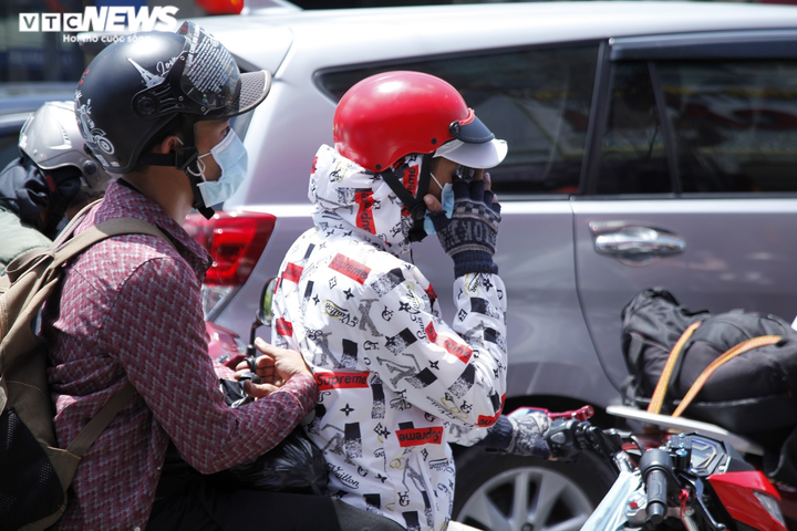 Lo sợ kẹt xe, người miền Tây đội nắng trở lại TP.HCM sớm - 3