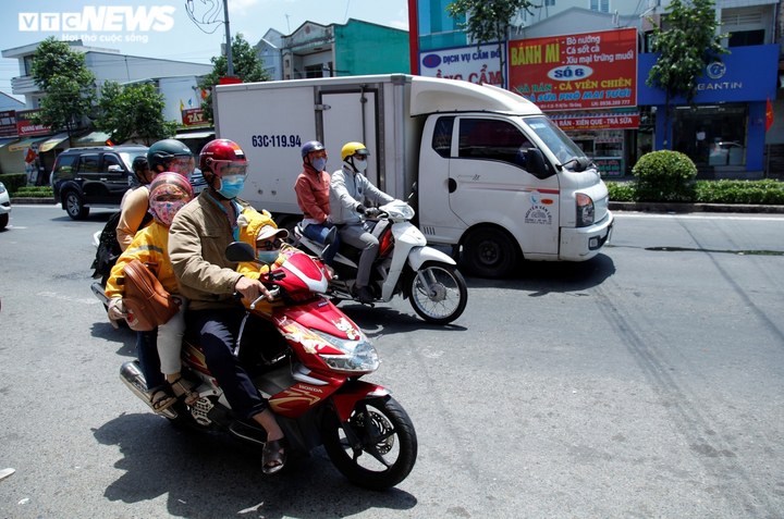 Lo sợ kẹt xe, người miền Tây đội nắng trở lại TP.HCM sớm - 6