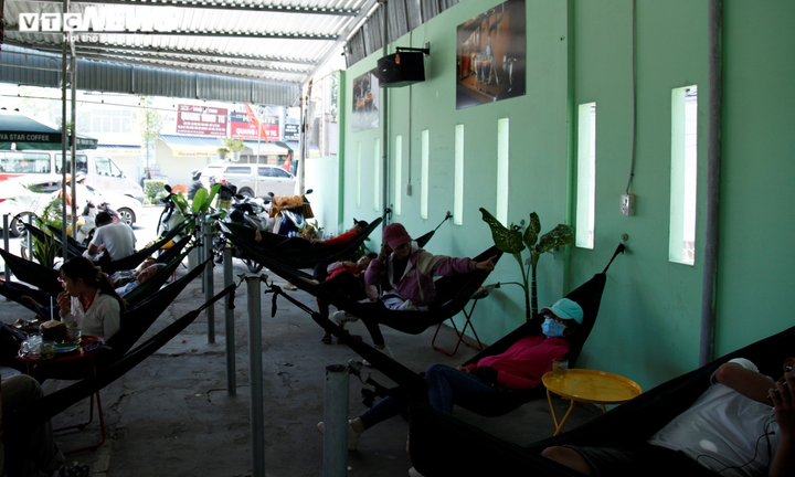 Lo sợ kẹt xe, người miền Tây đội nắng trở lại TP.HCM sớm - 8