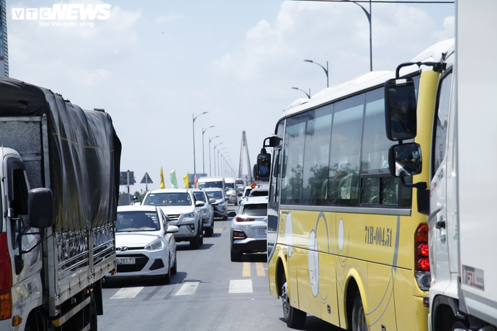 Lo sợ kẹt xe, người miền Tây đội nắng trở lại TP.HCM sớm - 2