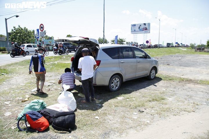 Lo sợ kẹt xe, người miền Tây đội nắng trở lại TP.HCM sớm - 10