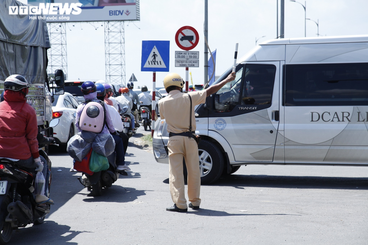 Lo sợ kẹt xe, người miền Tây đội nắng trở lại TP.HCM sớm - 13