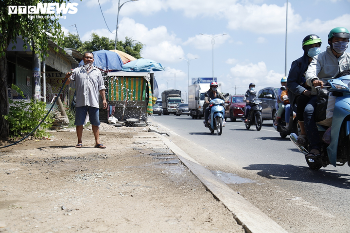 Lo sợ kẹt xe, người miền Tây đội nắng trở lại TP.HCM sớm - 9