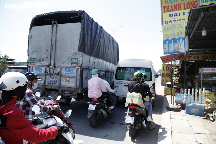 Lo sợ kẹt xe, người miền Tây đội nắng trở lại TP.HCM sớm - 12