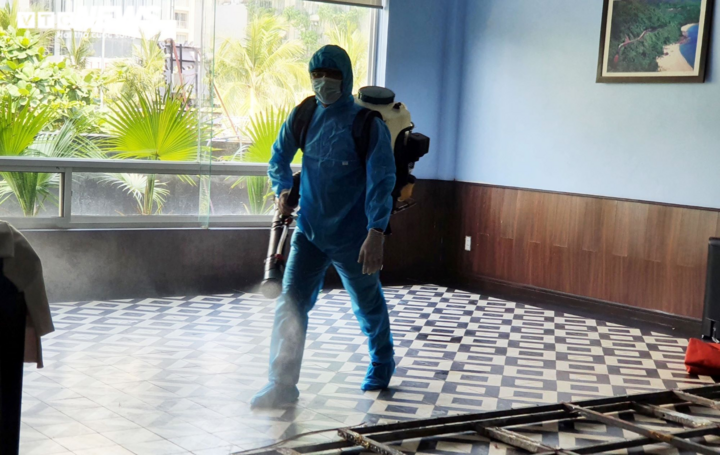 Đà Nẵng phun hóa chất khử khuẩn nơi chuyên gia Trung Quốc mắc COVID-19 từng đến - 3