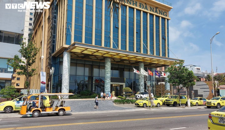 Đà Nẵng phun hóa chất khử khuẩn nơi chuyên gia Trung Quốc mắc COVID-19 từng đến - 7