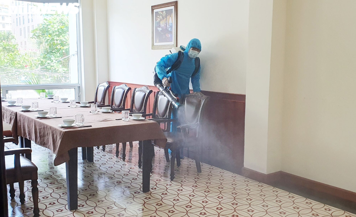 Đà Nẵng phun hóa chất khử khuẩn nơi chuyên gia Trung Quốc mắc COVID-19 từng đến - 2