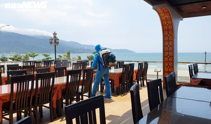 Đà Nẵng phun hóa chất khử khuẩn nơi chuyên gia Trung Quốc mắc COVID-19 từng đến - 4