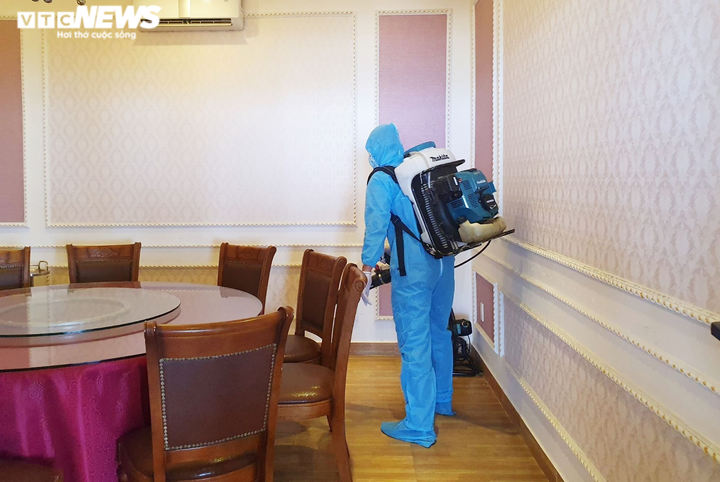Đà Nẵng phun hóa chất khử khuẩn nơi chuyên gia Trung Quốc mắc COVID-19 từng đến - 5