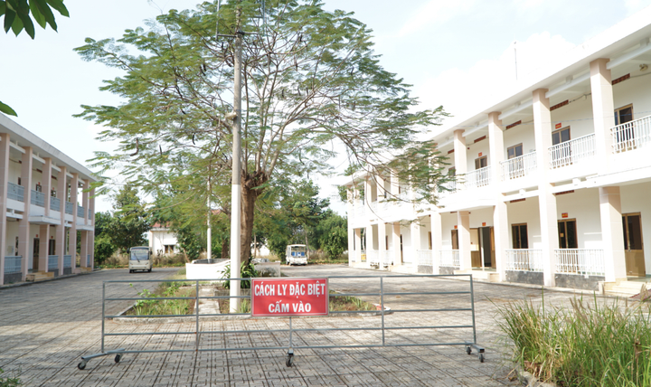 Khẩn trương truy tìm 2 người Trung Quốc trốn khỏi khu cách ly ở TP.HCM - 1