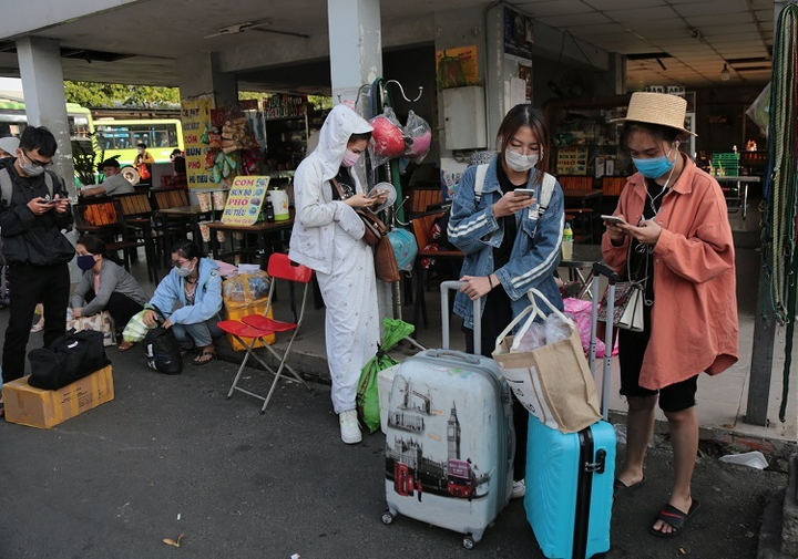 Sân bay, bến xe, bến phà ở TP.HCM thông thoáng ngày cuối kỳ nghỉ lễ - 11